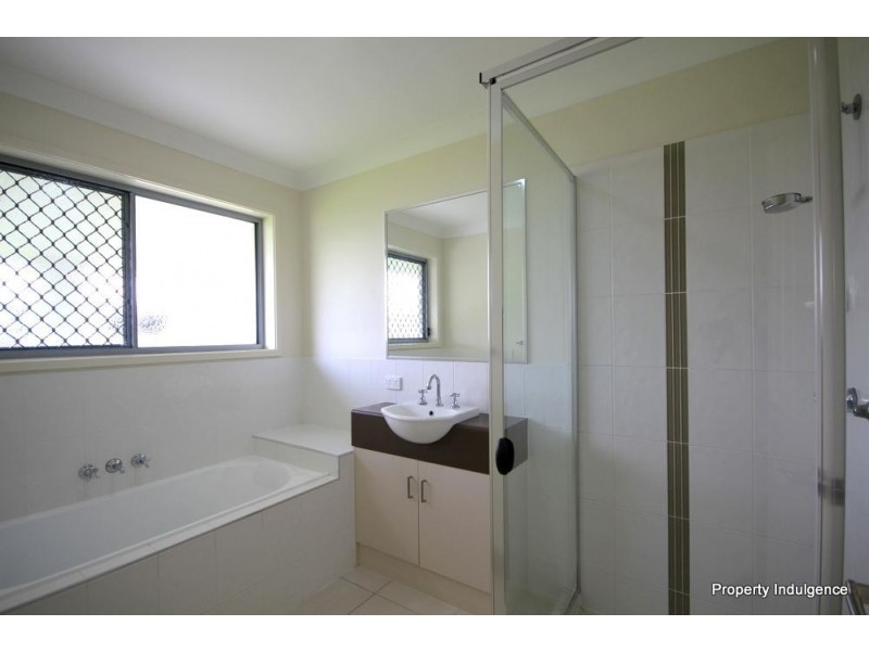 5 Whitehaven Way, Mount Low QLD 4818