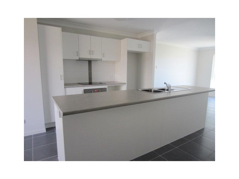 8 Whitehaven Way, Mount Low QLD 4818