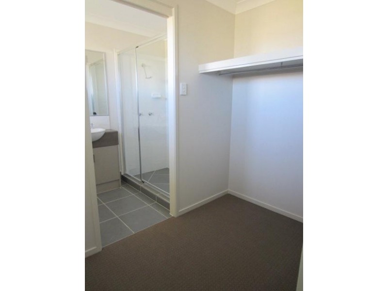 8 Whitehaven Way, Mount Low QLD 4818