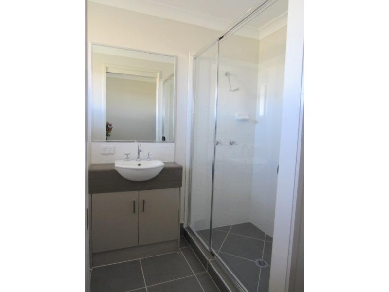 8 Whitehaven Way, Mount Low QLD 4818