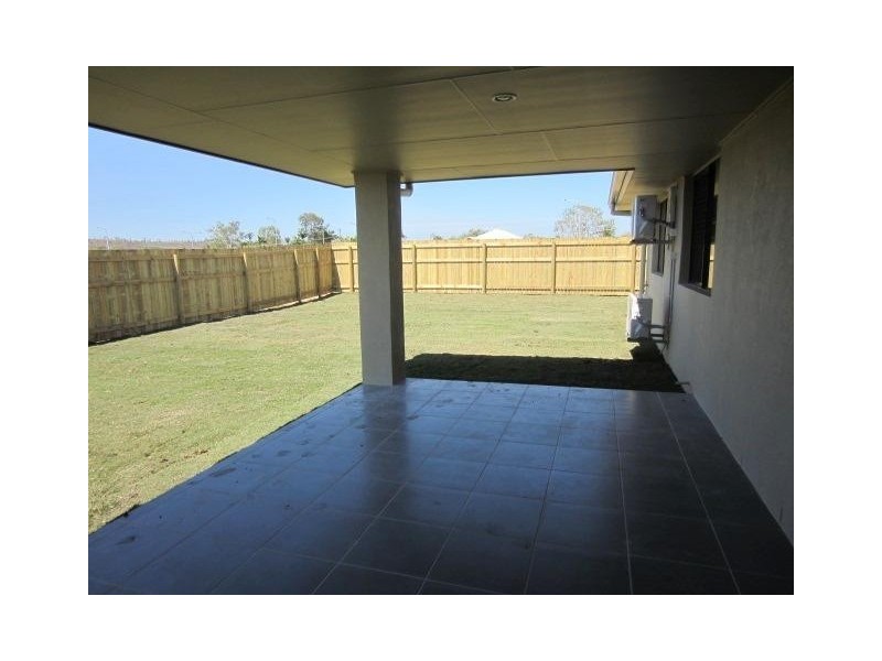 8 Whitehaven Way, Mount Low QLD 4818