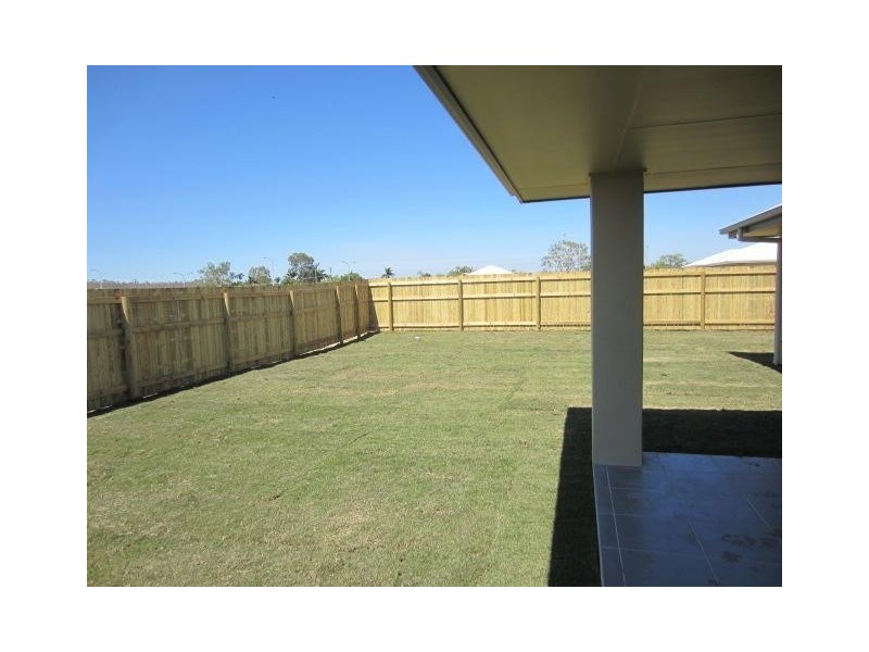 8 Whitehaven Way, Mount Low QLD 4818