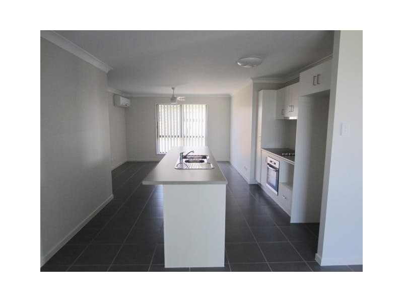 8 Whitehaven Way, Mount Low QLD 4818