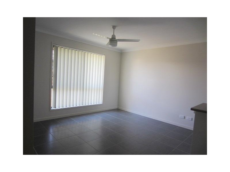 8 Whitehaven Way, Mount Low QLD 4818