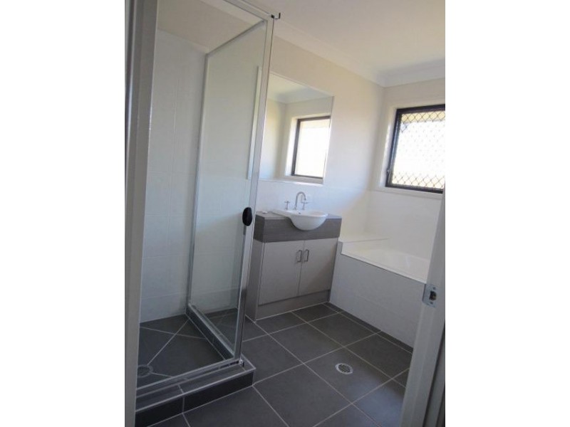 8 Whitehaven Way, Mount Low QLD 4818