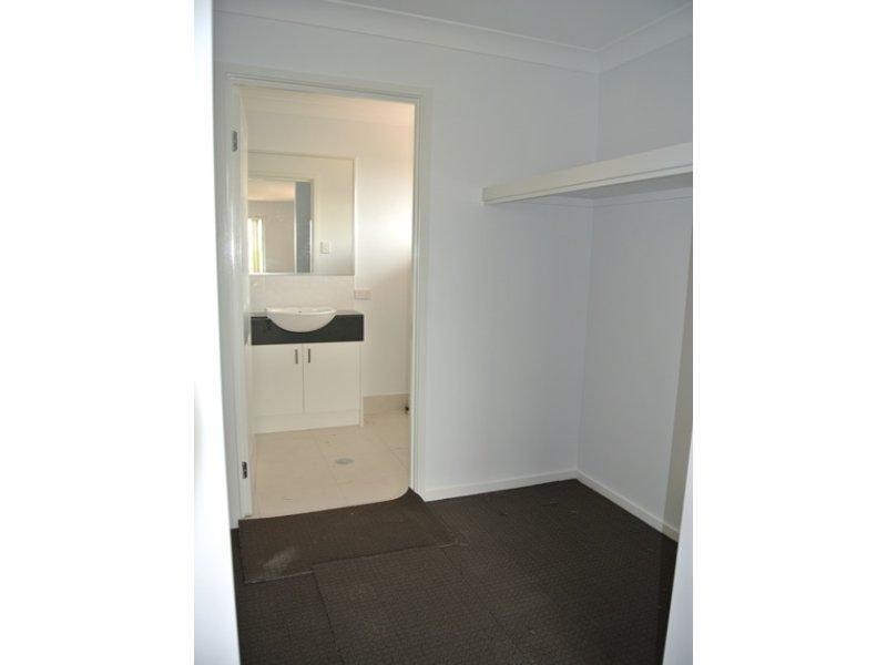 77 Shoalmarra Drive, Mount Low QLD 4818