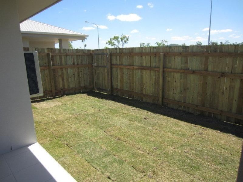 77 Shoalmarra Drive, Mount Low QLD 4818