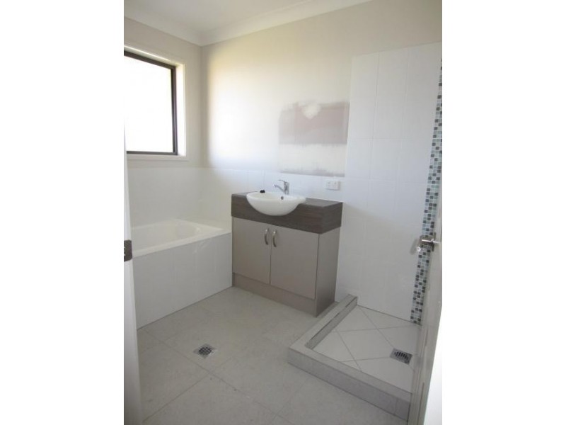 7 Wineglass Bay Avenue, Mount Low QLD 4818