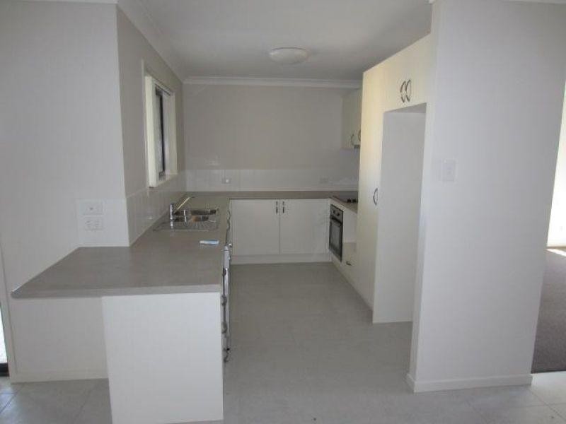 7 Wineglass Bay Avenue, Mount Low QLD 4818