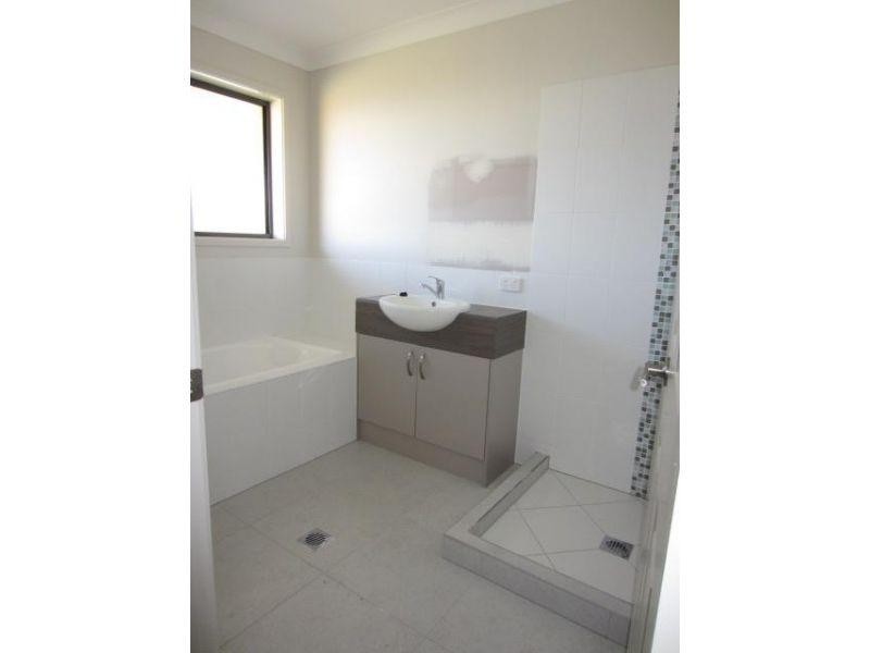 7 Wineglass Bay Avenue, Mount Low QLD 4818