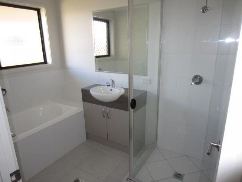 4 Smugglers Cove, Mount Low QLD 4818