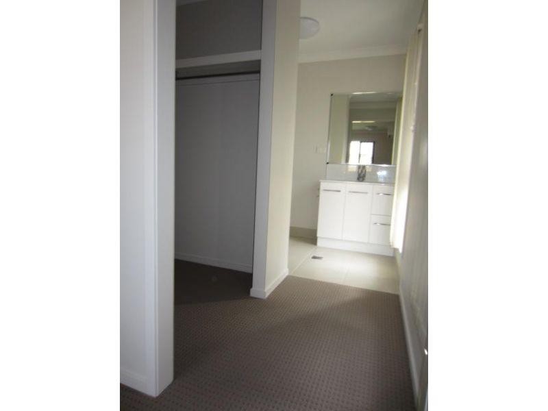 3 Catho Avenue, Mount Low QLD 4818