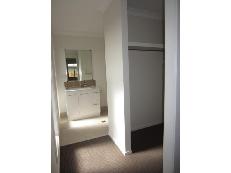 4 Waikiki Terrace, Mount Low QLD 4818