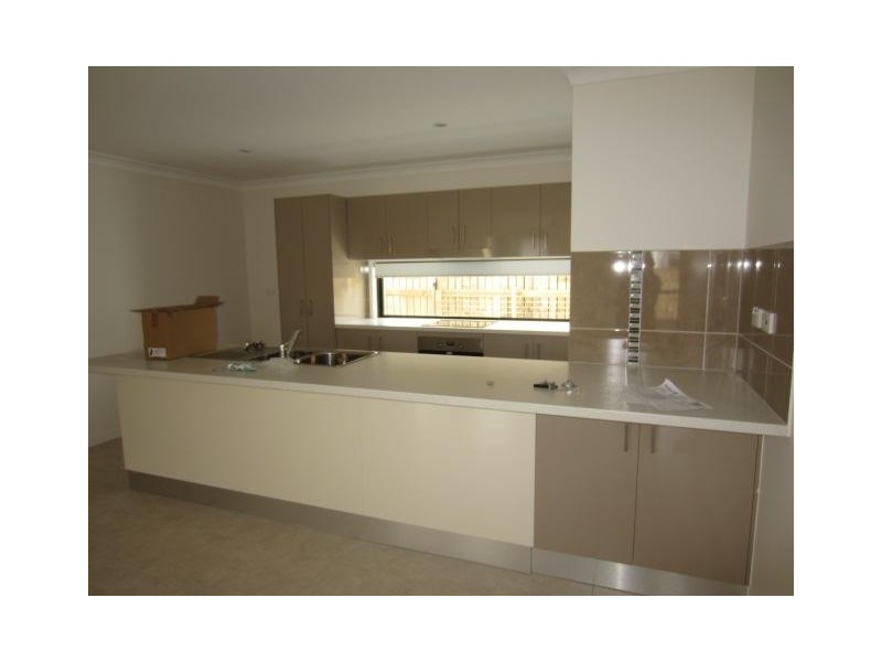 4 Waikiki Terrace, Mount Low QLD 4818