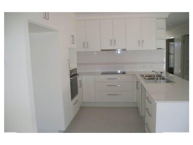 27 Iona Avenue, Burdell QLD 4818