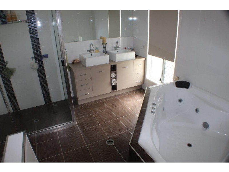 50 Ningaloo Crescent, Burdell QLD 4818