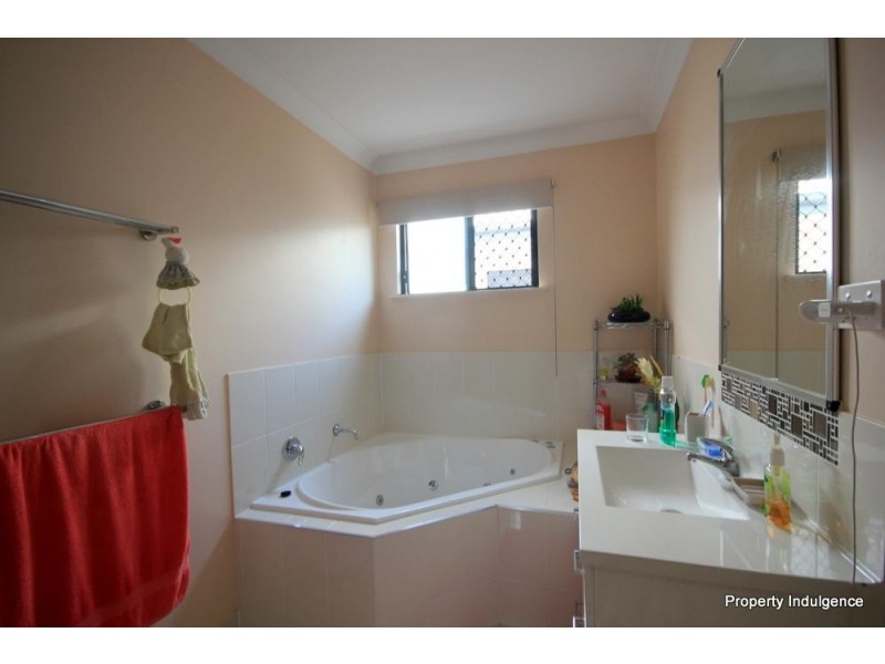 4 Cato Street, Burdell QLD 4818