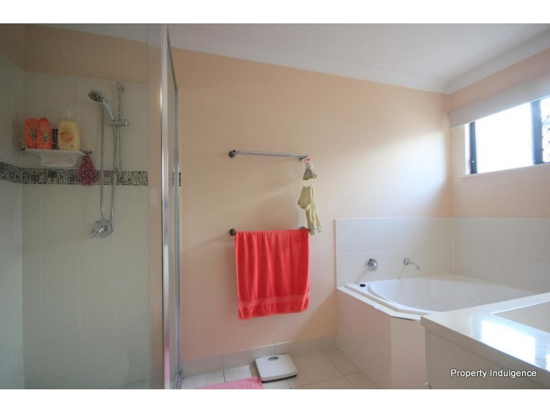 4 Cato Street, Burdell QLD 4818