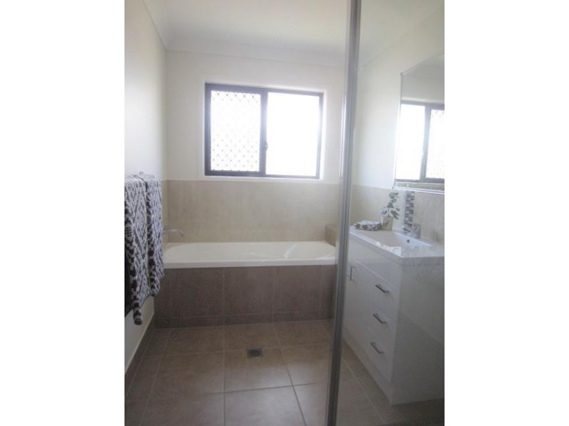 2 Speargrass Parade, Mount Low QLD 4818