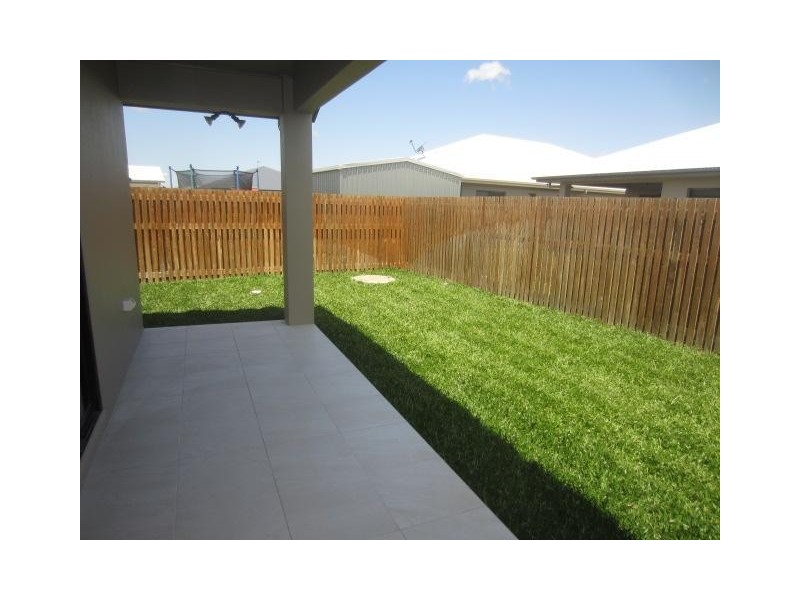 2/3 Friday Avenue, Burdell QLD 4818