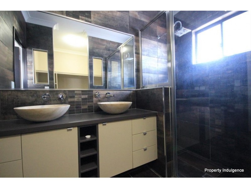 24  Ningaloo Crescent, Burdell QLD 4818