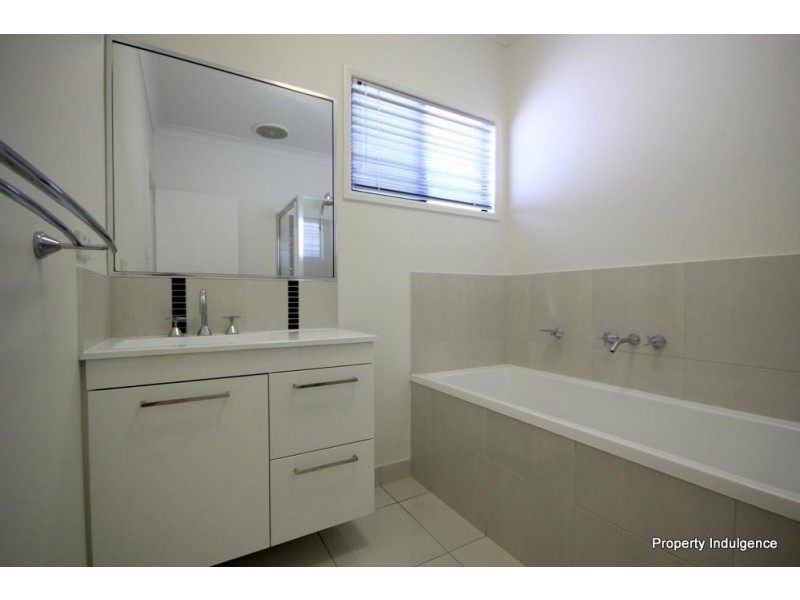 24  Ningaloo Crescent, Burdell QLD 4818