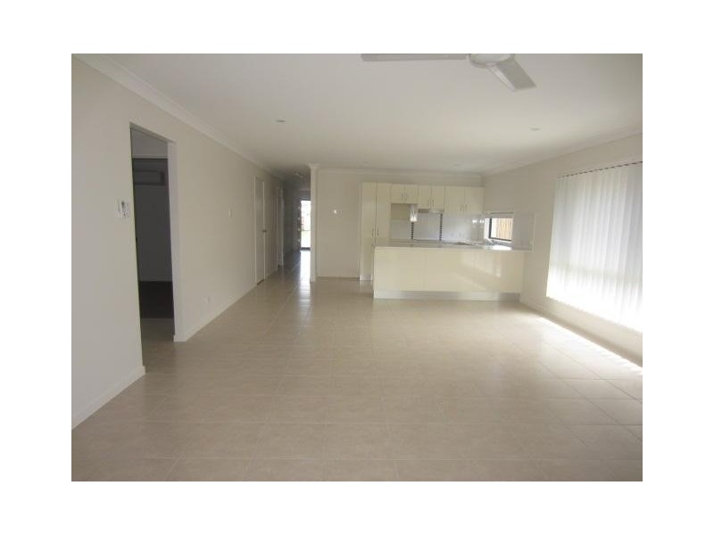 27 Orangeberry Circuit, Mount Low QLD 4818