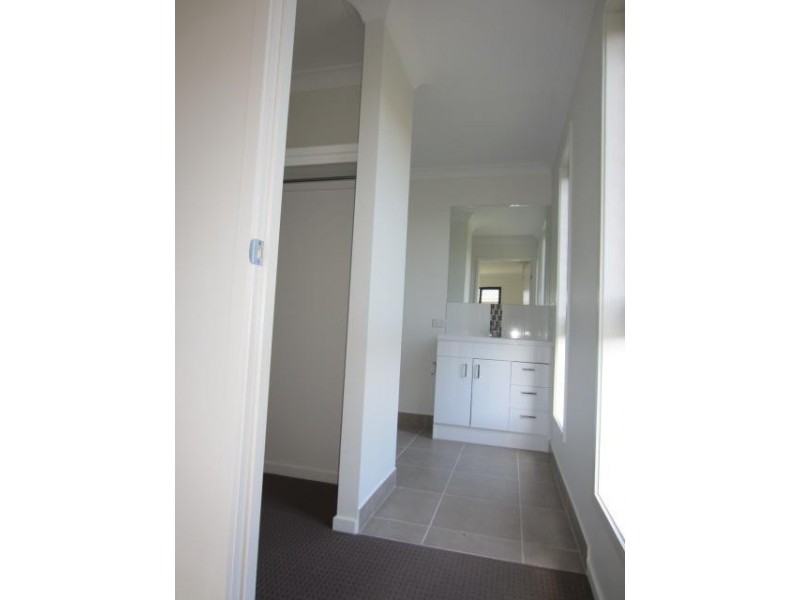 25 Orangeberry Circuit, Mount Low QLD 4818