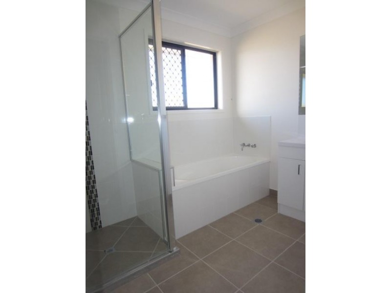 25 Orangeberry Circuit, Mount Low QLD 4818