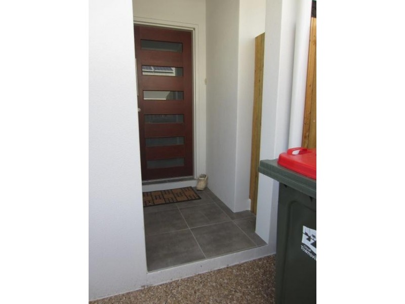 2/7  Friday Avenue, Burdell QLD 4818