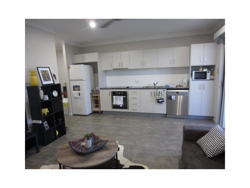 2/7  Friday Avenue, Burdell QLD 4818