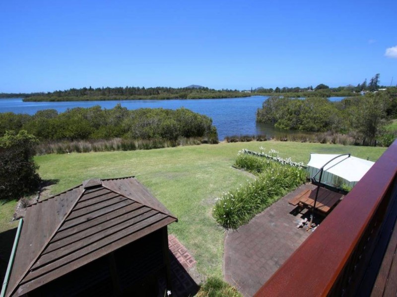 82 Port Stephens Street, Tea Gardens NSW 2324