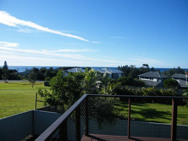 32 Emerald Drive, Diamond Beach NSW 2430