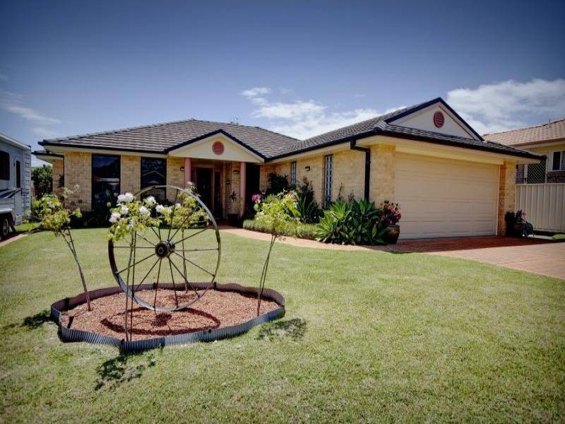 4 Riana Crescent, Forster NSW 2428