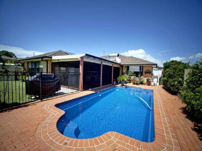 4 Riana Crescent, Forster NSW 2428