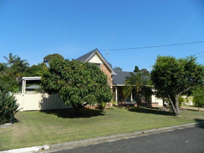 90 Strand Street, Forster NSW 2428