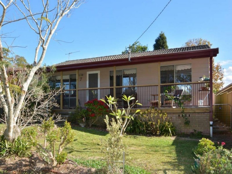 7 Chifley Road, Windermere Park NSW 2264