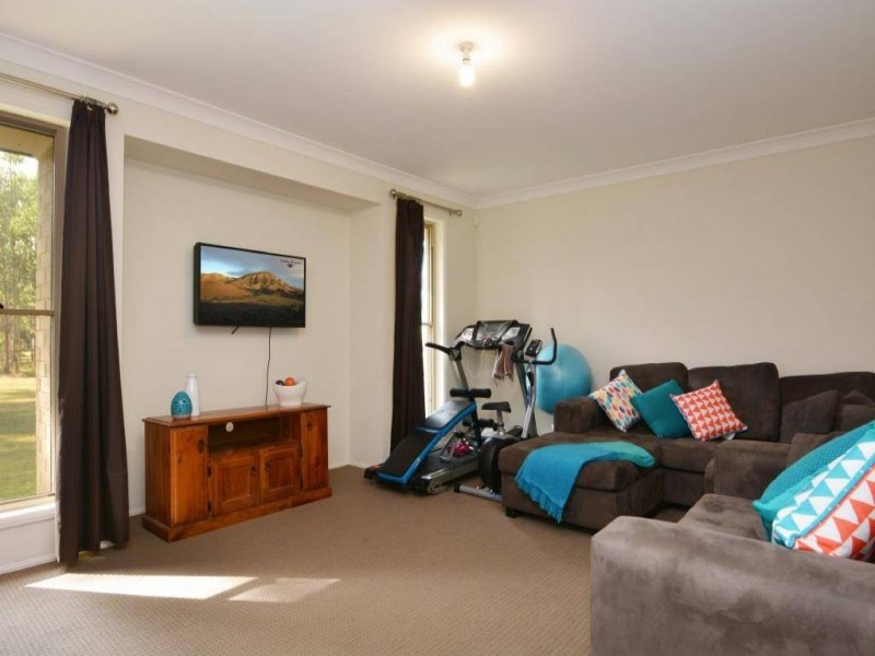 152 Church Street, Weston NSW 2326