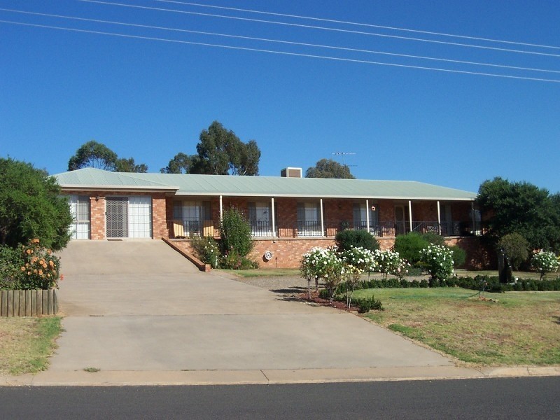 79 Binalong Street, Young NSW 2594