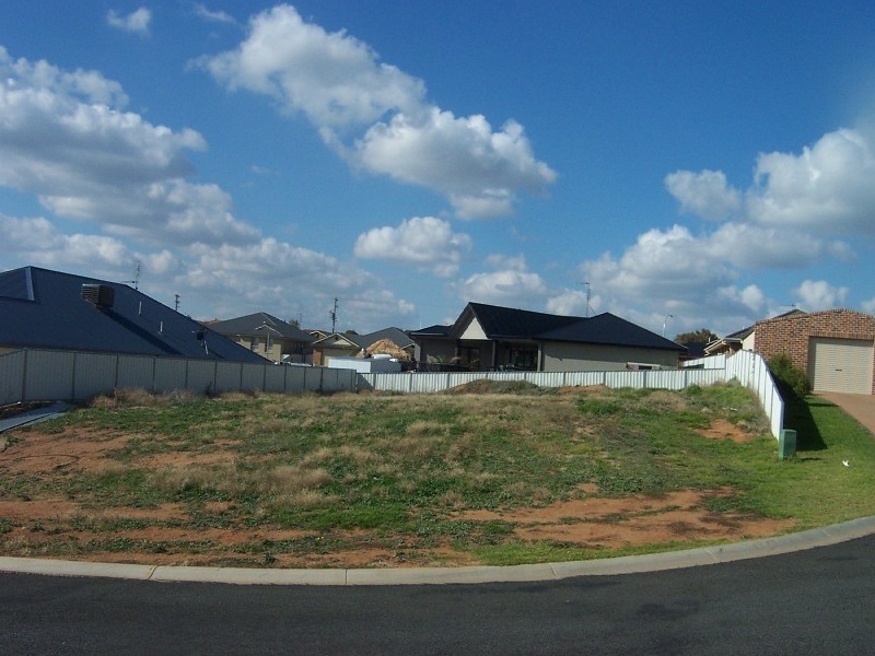 10 Settlers Place, Young NSW 2594