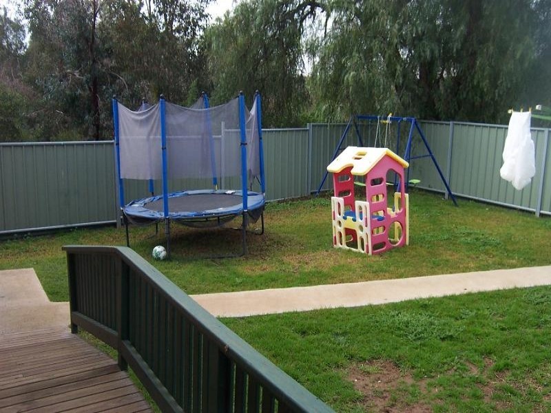 11 Sam Place, Young NSW 2594