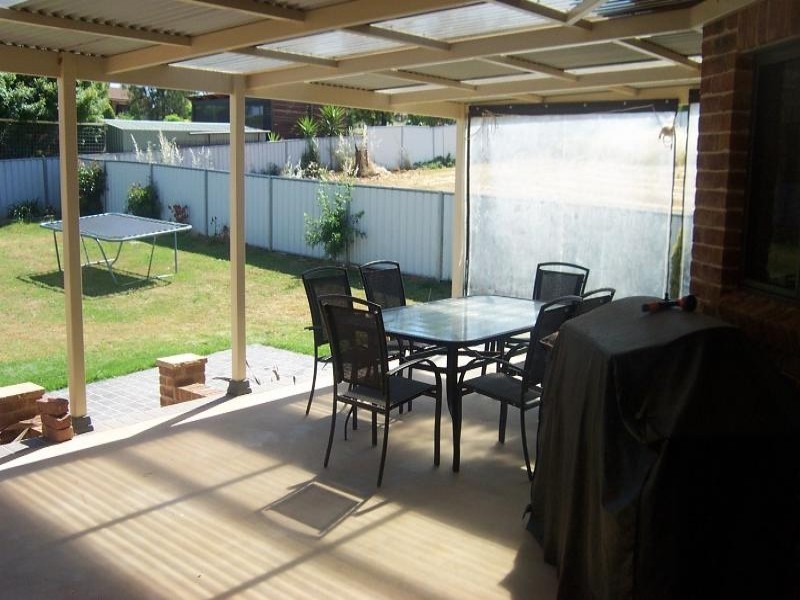 3 Settlers Place, Young NSW 2594