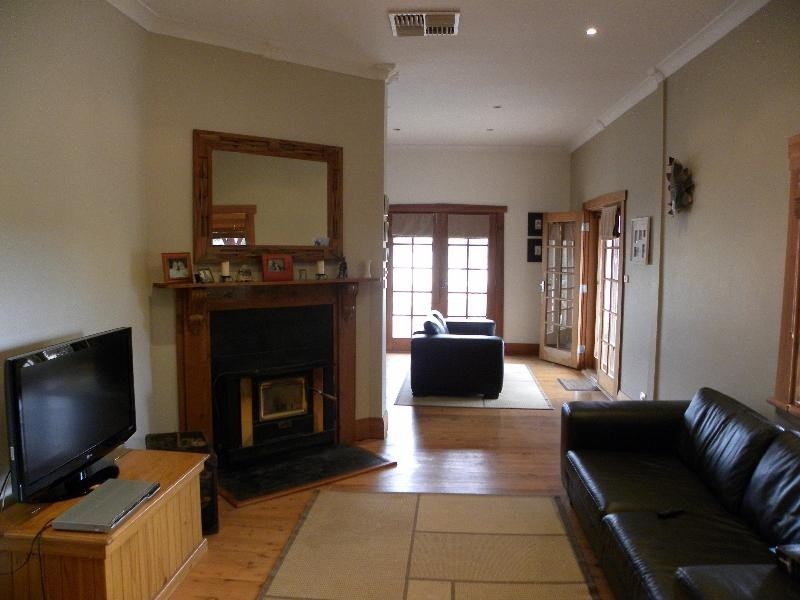 18 Main Street, Young NSW 2594