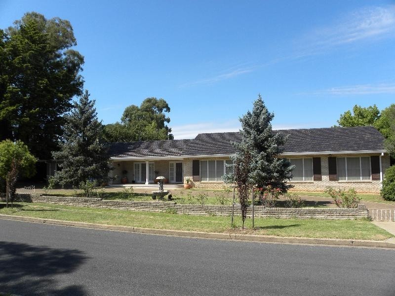 6 Edwards Street, Young NSW 2594