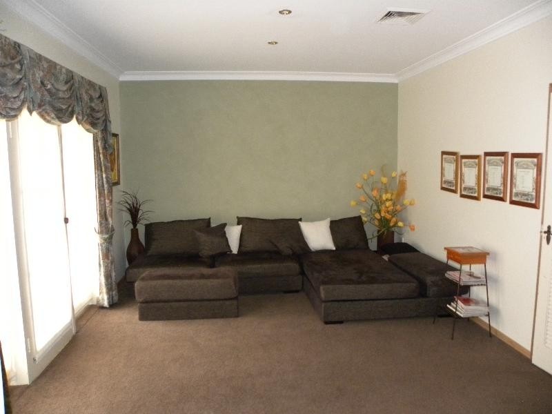 6 Edwards Street, Young NSW 2594