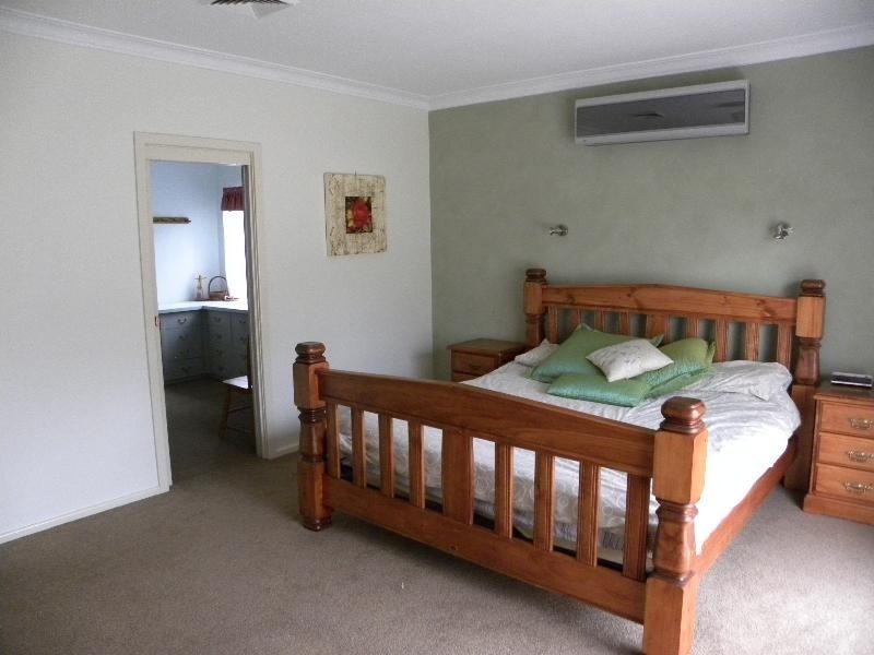 6 Edwards Street, Young NSW 2594