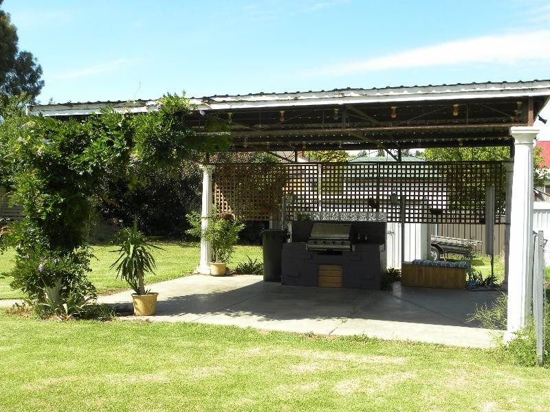 6 Edwards Street, Young NSW 2594