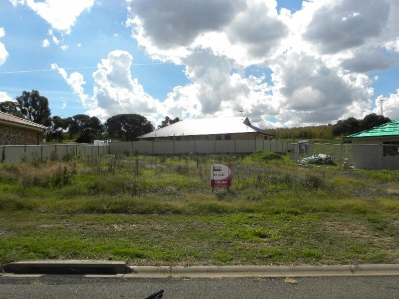 3 Hargraves Crescent, Young NSW 2594