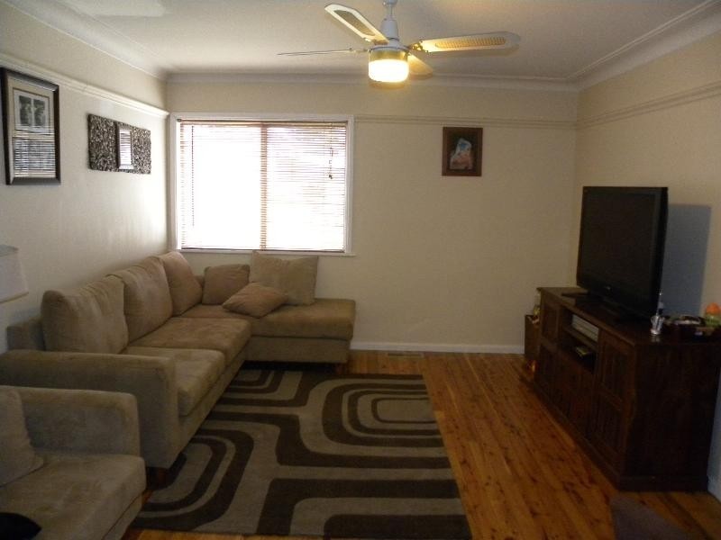 11 Whiteman Avenue, Young NSW 2594