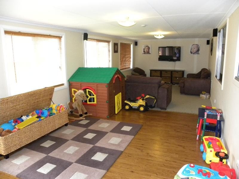 11 Whiteman Avenue, Young NSW 2594